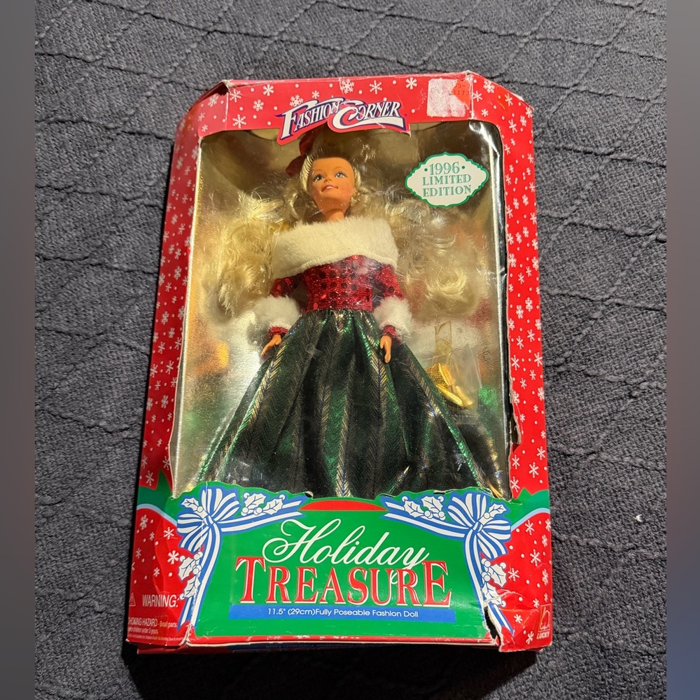 ❣️❄️Fashion Corner LA Holiday Treasure Doll - Festive Green and Red